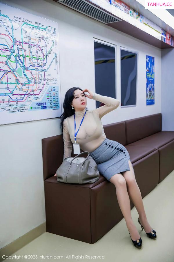 王格 王婉悠 [XiuRen]高清写真图 2023.07.10 No.7054 王婉悠Queen 丝袜美臀第18张图片